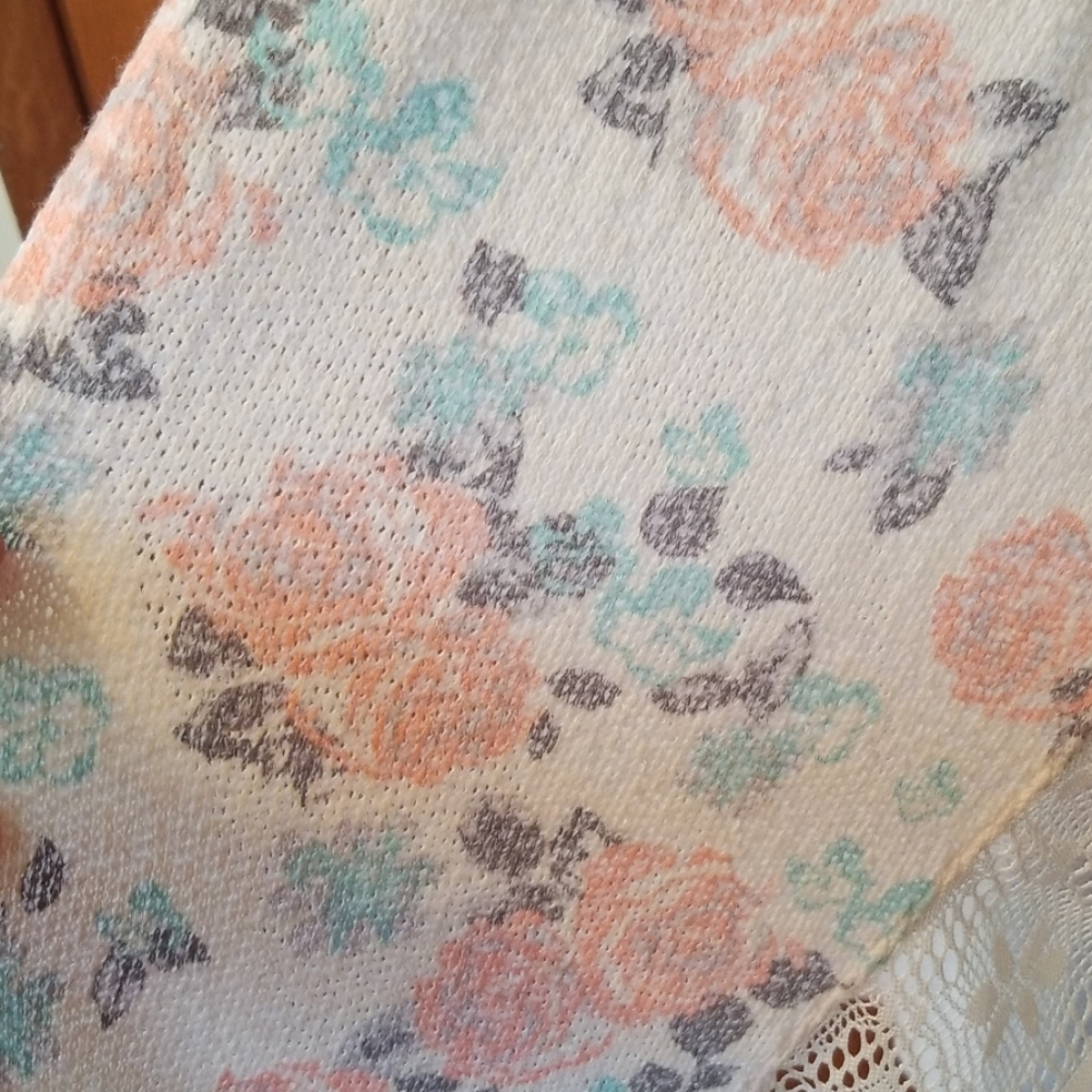 Cream cardigan with pink and blue flowers - Picture 3 of 3